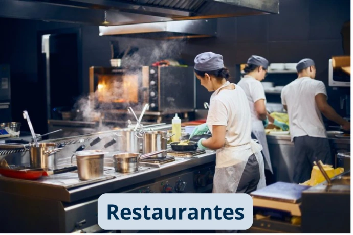 Equipo profesional trabajando en cocina de restaurante