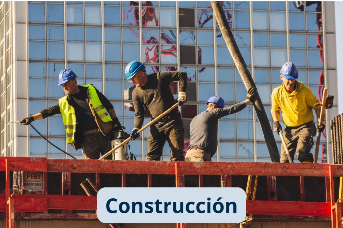 Trabajadores ejecutando un proyecto de construcción