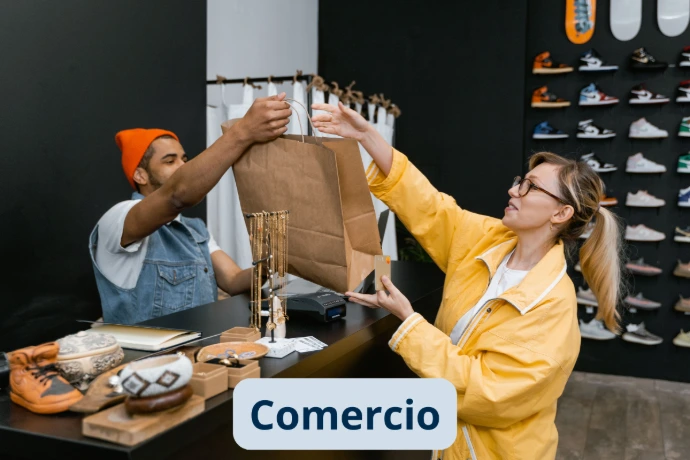 Comercio atendiendo a un cliente en el punto de venta