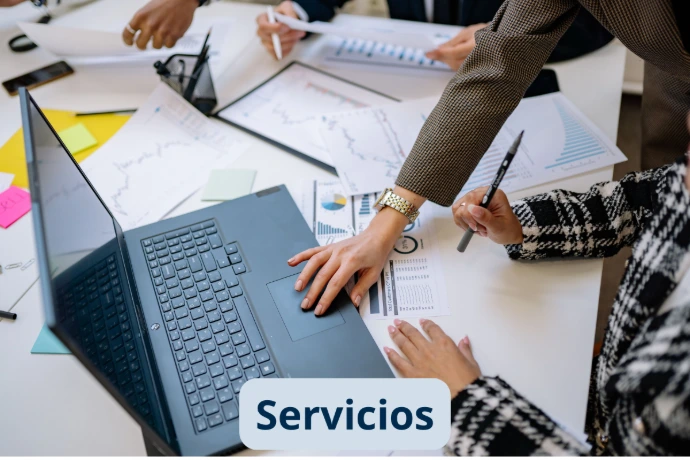 Empresa de servicios planificando y gestionando proyectos